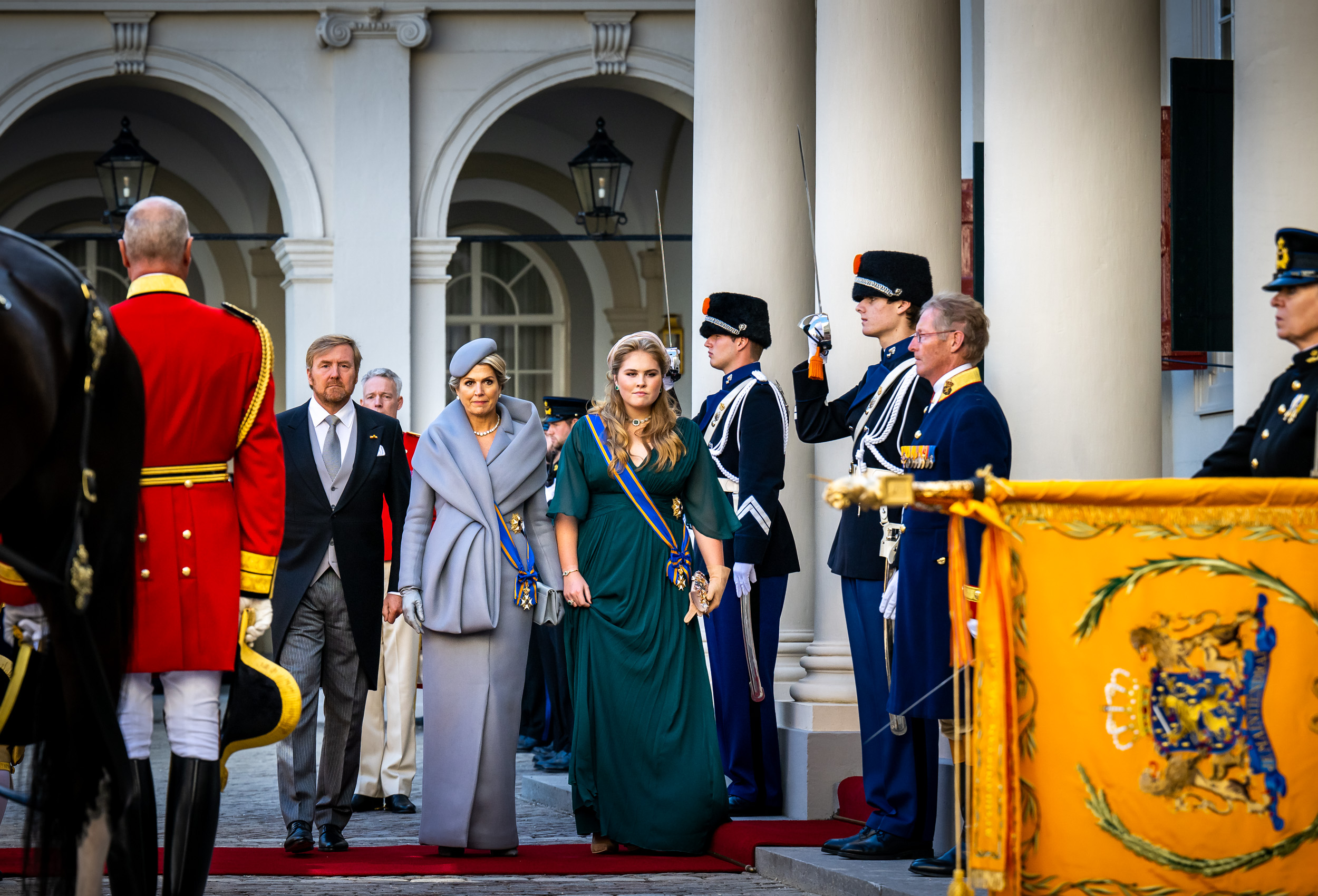 Vertrek koning Willem-Alexander, koningin Maxima en prinses Amalia bij Paleis Noordeinde op Prinsjesdag 2022