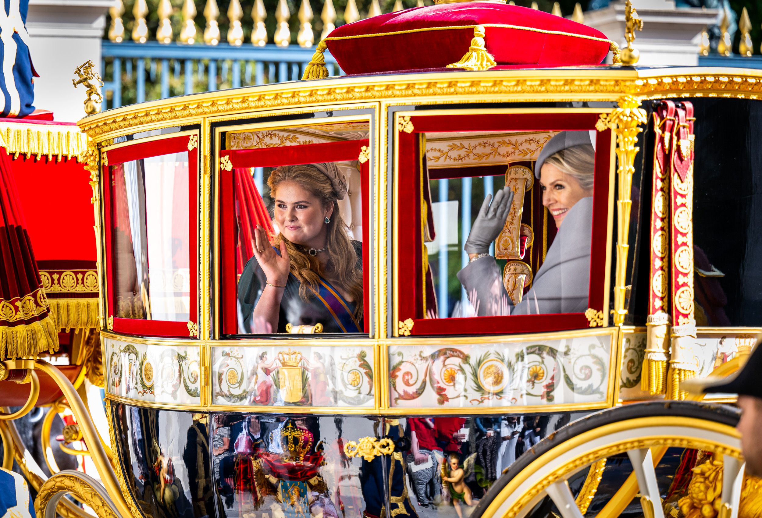 Prinses Amalia en koningin Maxima in Glazen Koets bij vertrek Paleis Noordeinde tijdens Prinsjesdag 2022