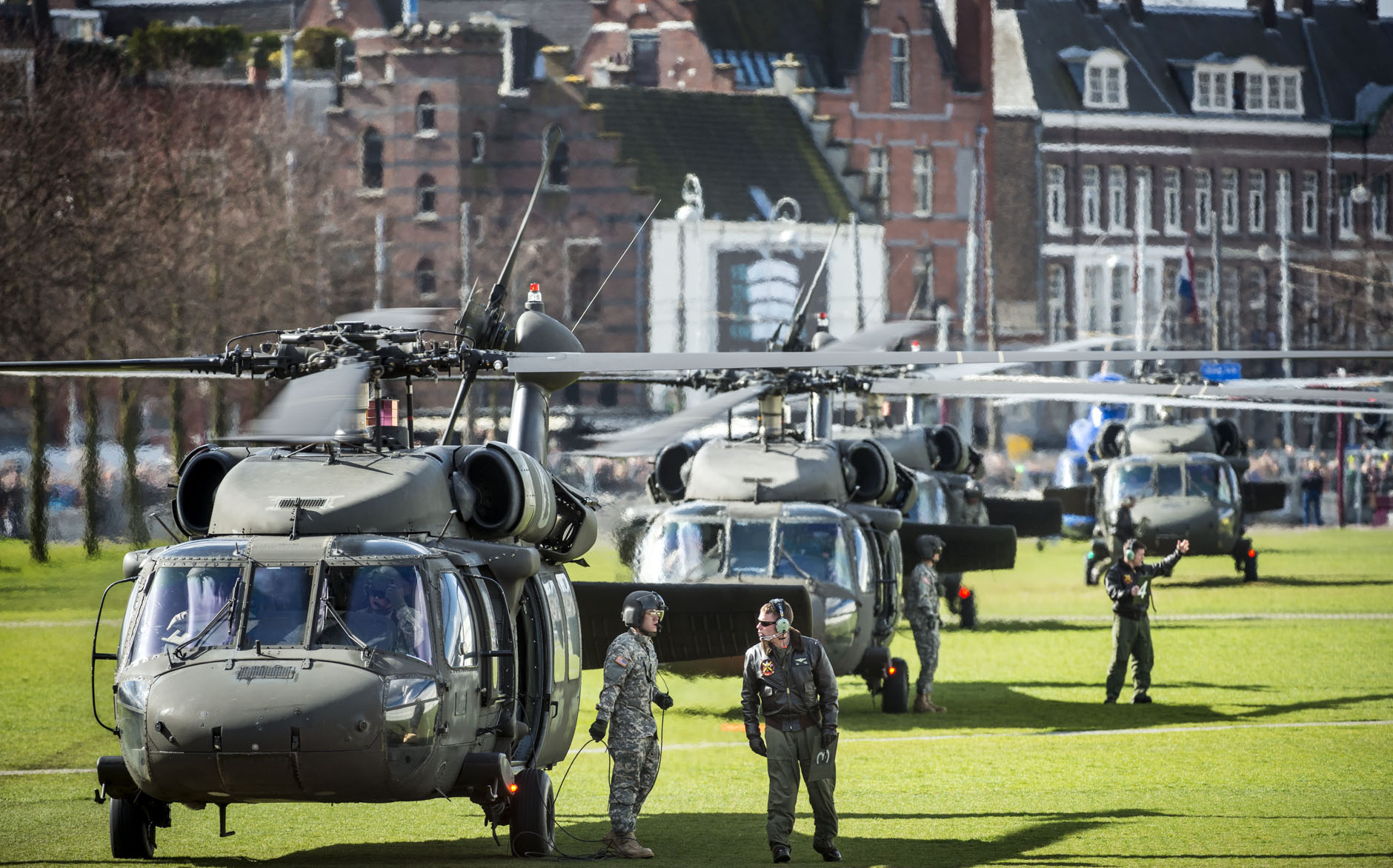 Vertrek medewerkers van president Obama op het Museumplein in Amsterdam