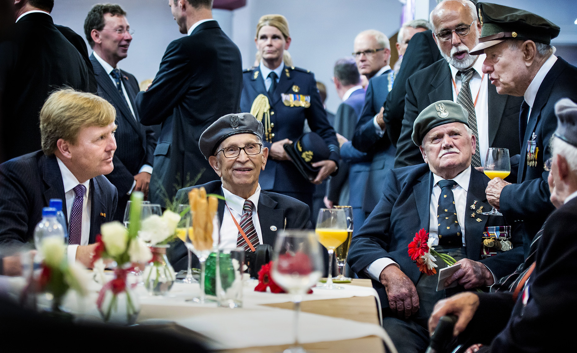 koning_willem-alexander_ontmoet_veteranen_in_Driel