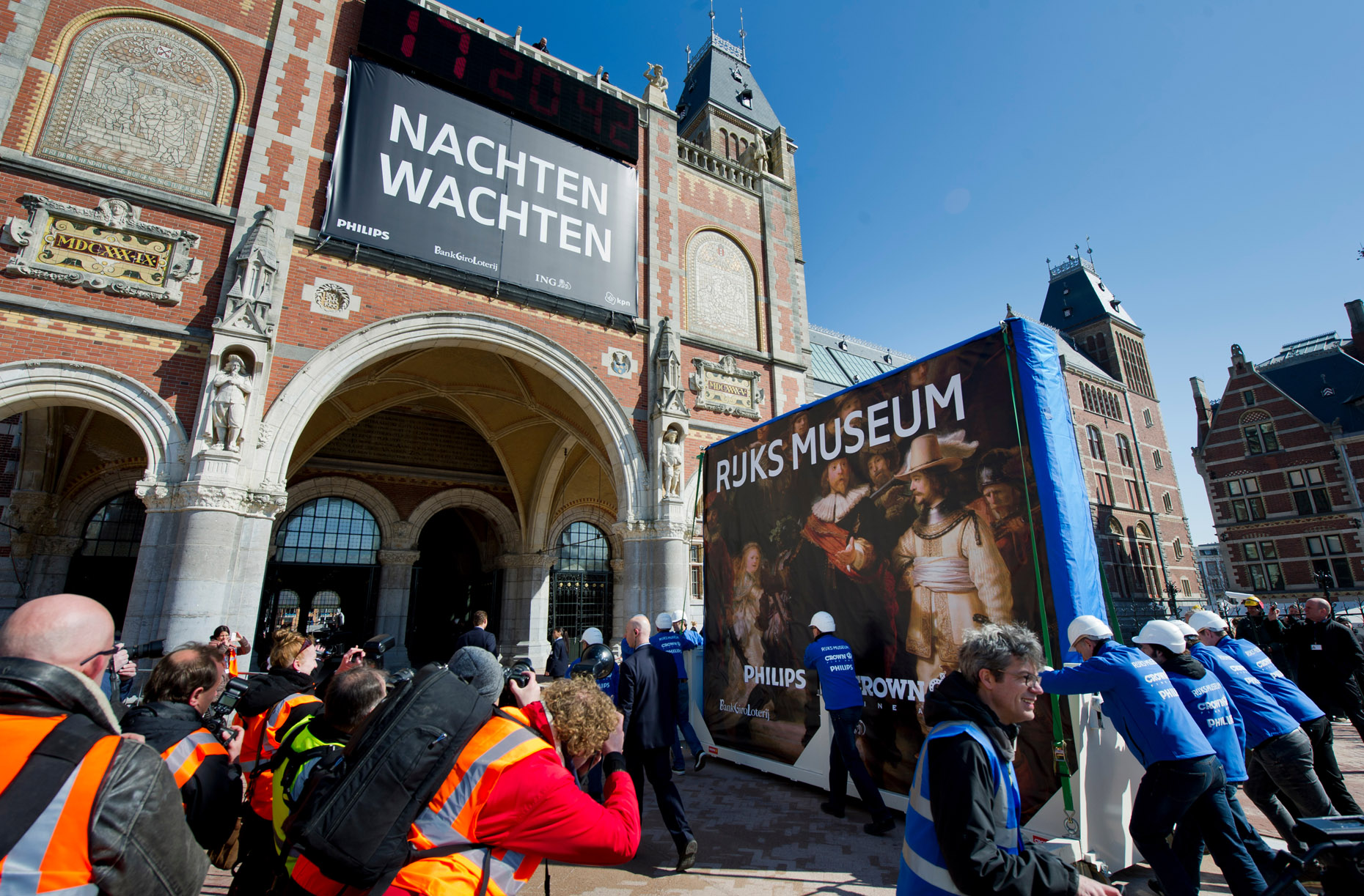 the_famous_Night_Watch_painting_was_moved_to_its_permanent_place_in_the_Rijksmuseum